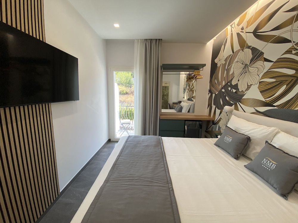 Naxos Marina Bay Deluxe Room, City View 12