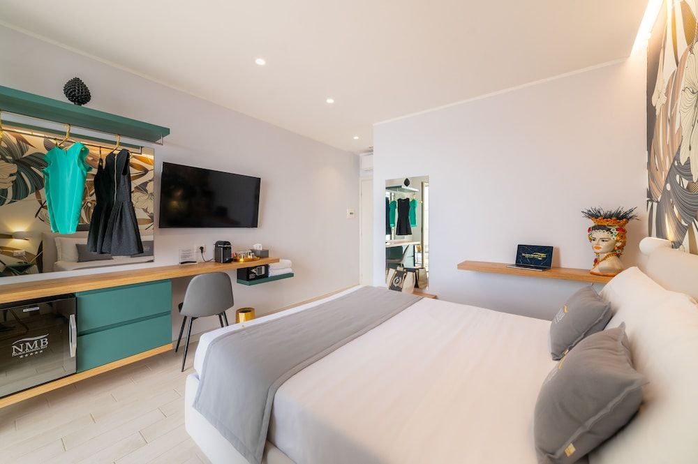 Naxos Marina Bay Deluxe Room, Sea View 6