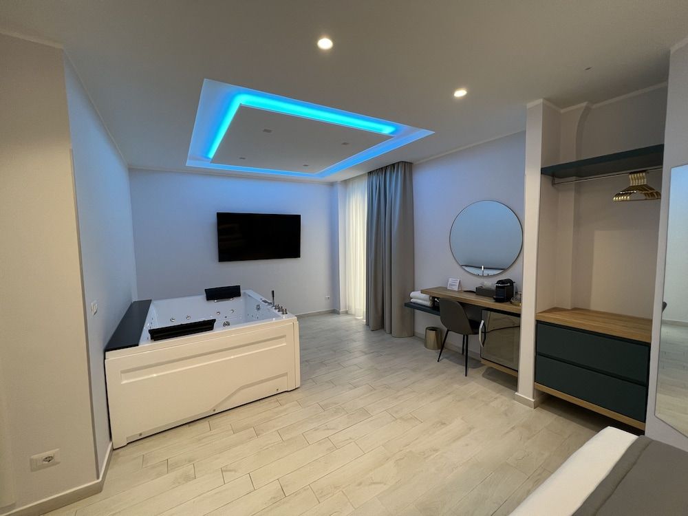 Naxos Marina Bay Luxury Room, 1 Queen Bed, Hot Tub 15