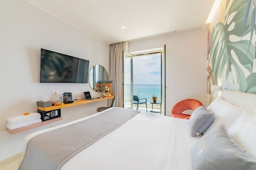 Naxos Marina Bay Deluxe Room, Sea View 8