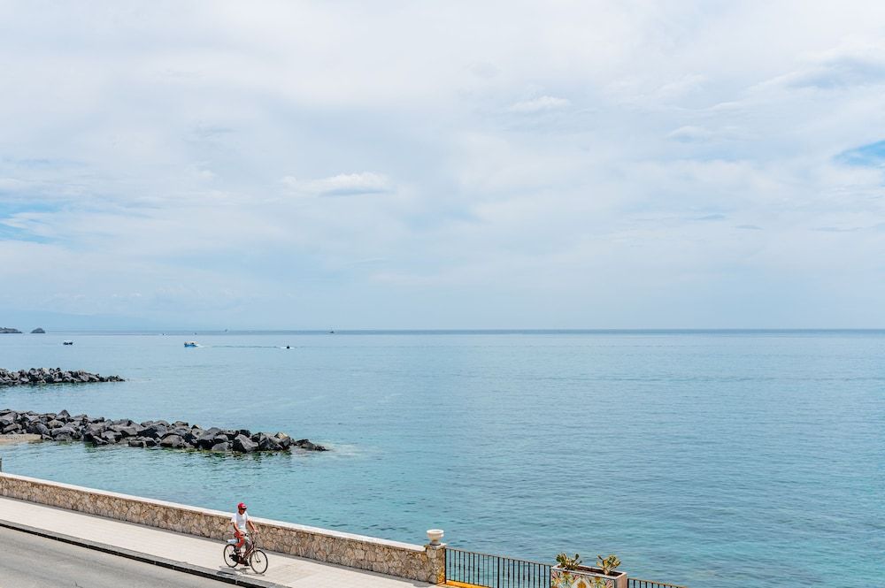 Naxos Marina Bay Deluxe Room, Sea View 19
