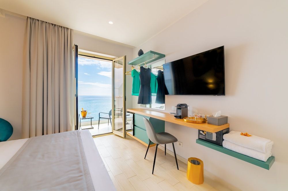 Naxos Marina Bay Deluxe Room, Sea View 4