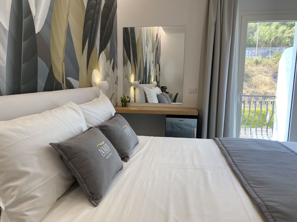 Naxos Marina Bay Deluxe Room, City View 5