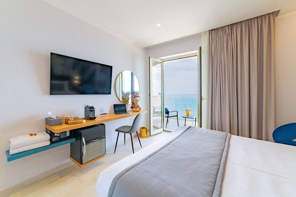 Naxos Marina Bay Deluxe Room, Sea View 12