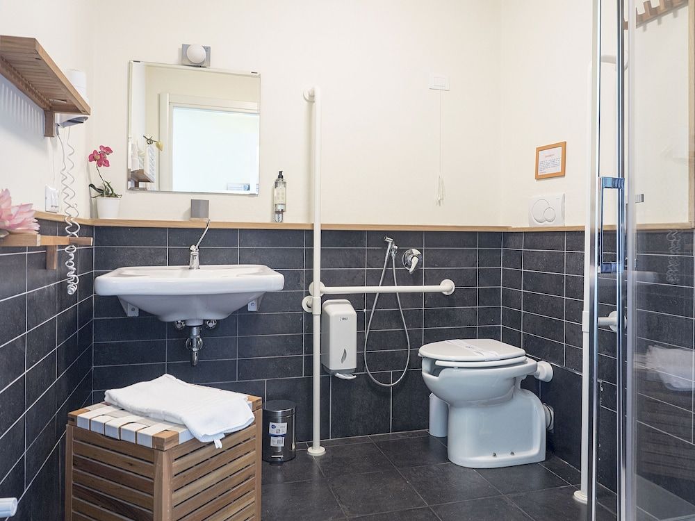 Residenza Viani Guesthouse Superior Double Room, Garden View 6