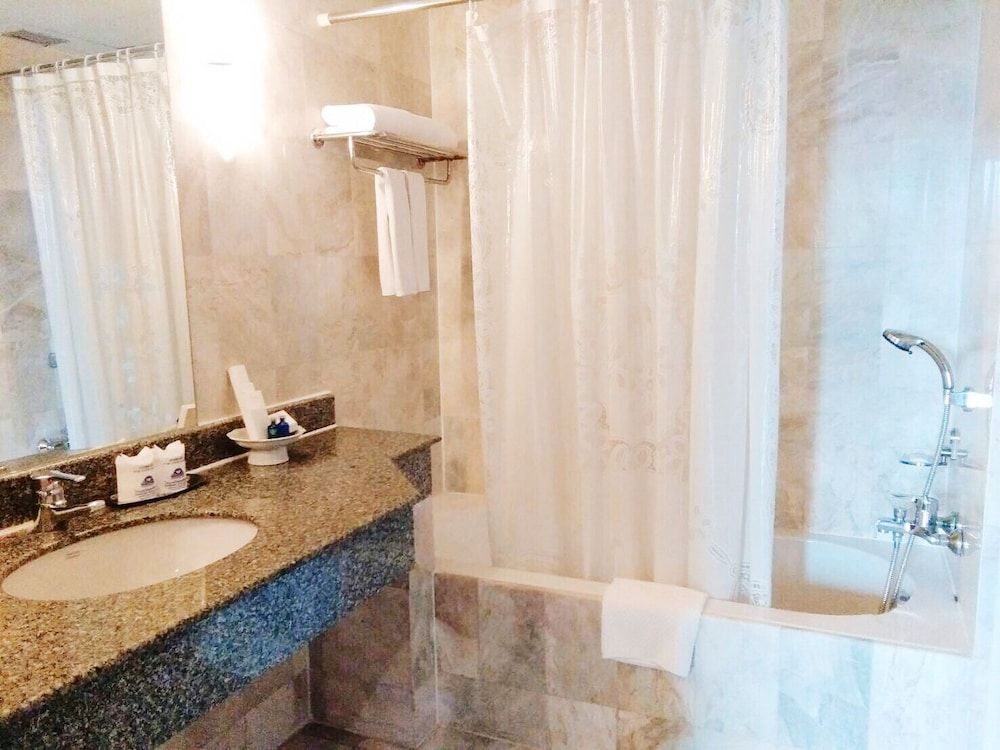 Diamond Plaza Hotel Suratthani Deluxe Triple Room 4