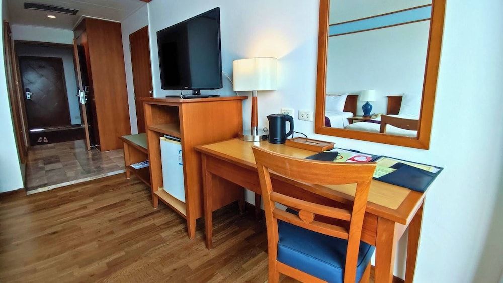 Diamond Plaza Hotel Suratthani Deluxe Triple Room 8