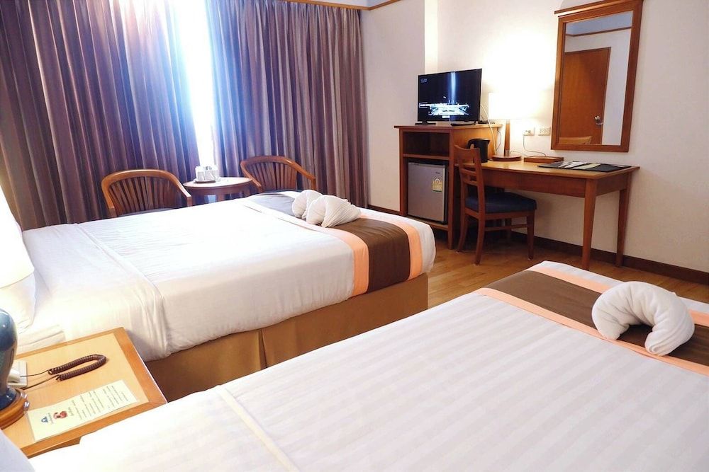 Diamond Plaza Hotel Suratthani Deluxe Triple Room 3