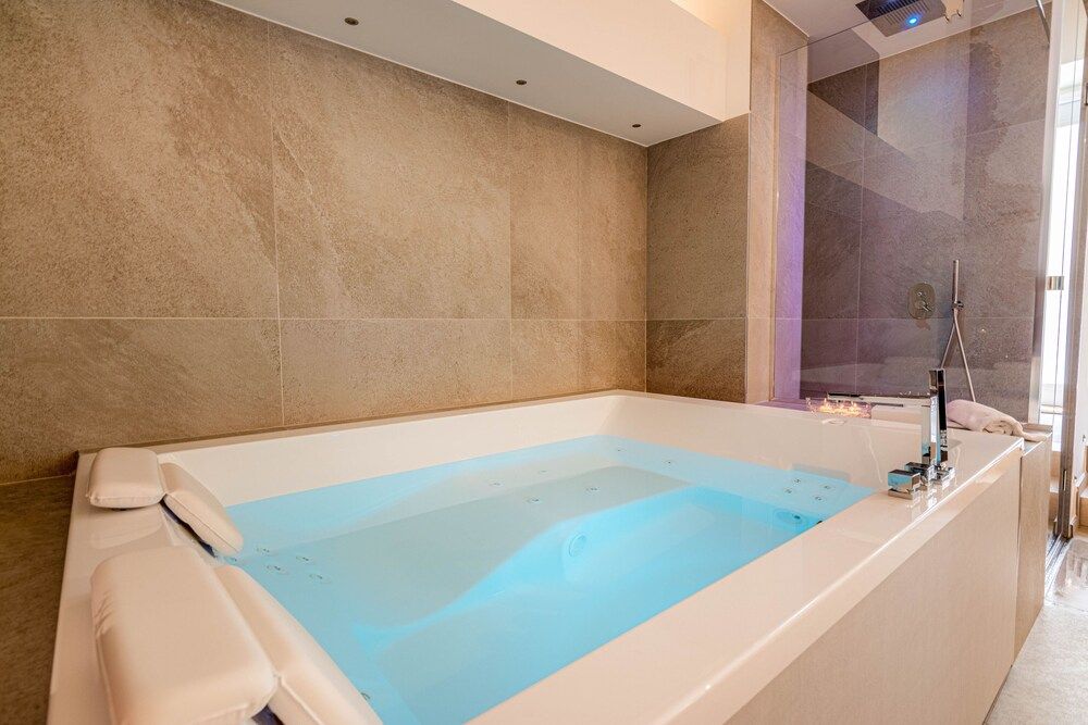 Private Spa Tub