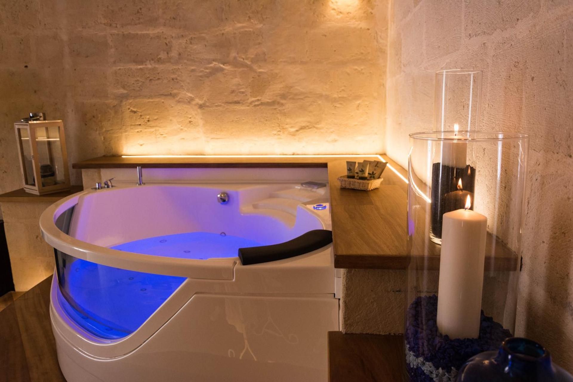 Le Dodici Lune Suite with Spa Bath 2