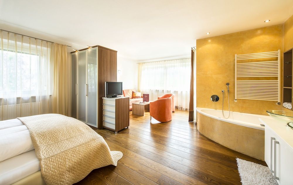 Suite, Balcony