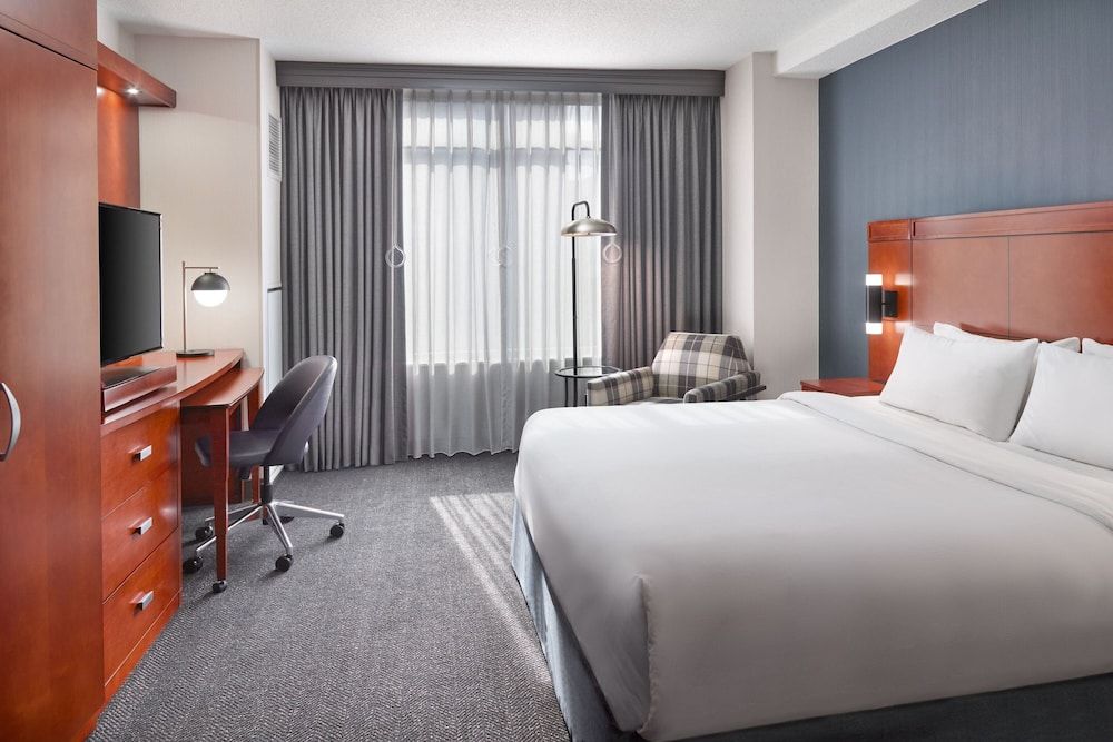 undefined Courtyard by Marriott Washington, DC/Foggy Bottom 3
