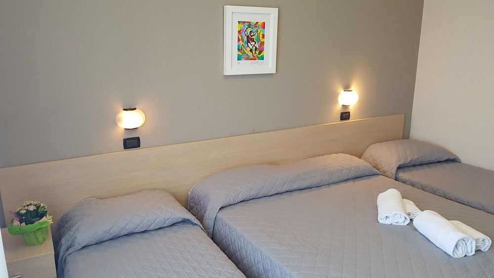 Hotel Excelsior Quadruple Room, Sea View