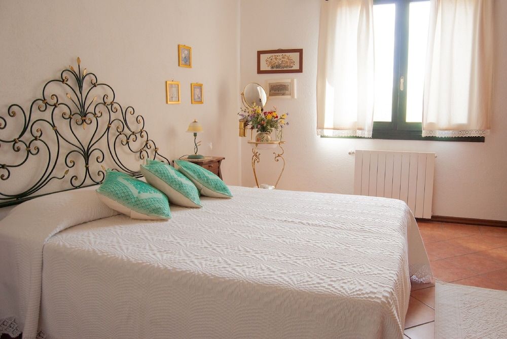 Room, Garden View