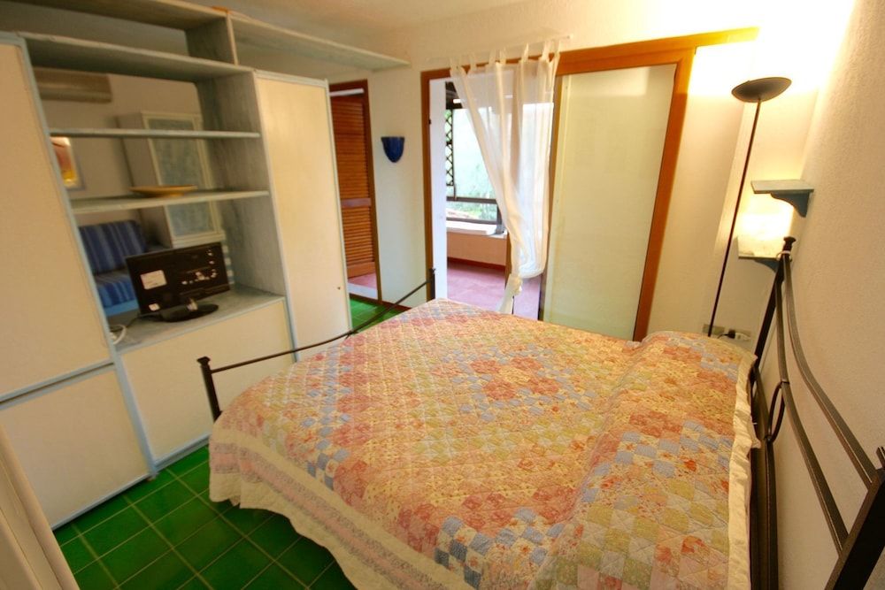 Studio, 1 Queen Bed with Sofa bed