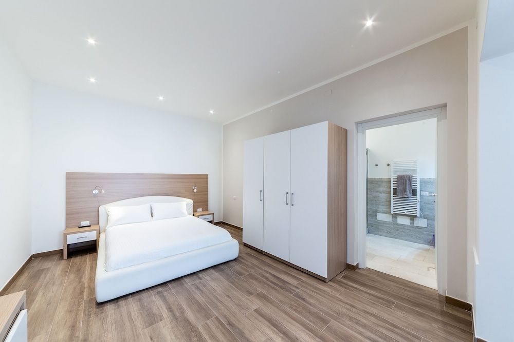 La Promenade Deluxe Room