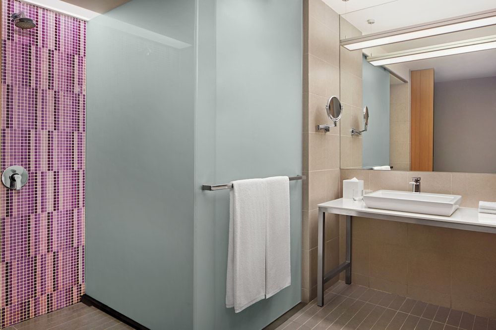 Aloft Kuala Lumpur Sentral Room, 1 King Bed 4