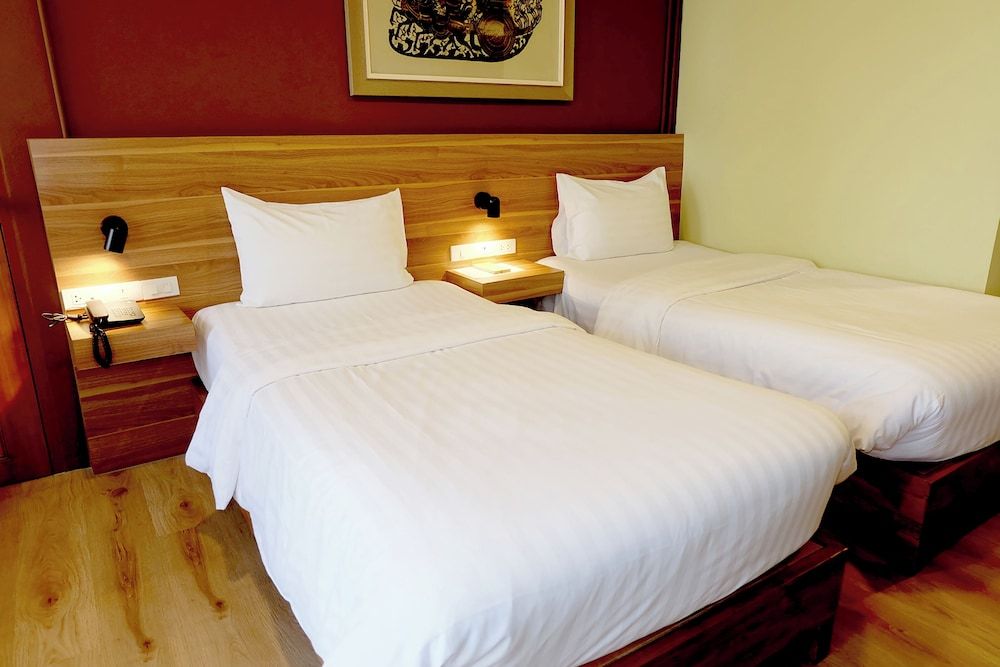 Siri Oriental Bangkok Hotel Deluxe Twin Room 4