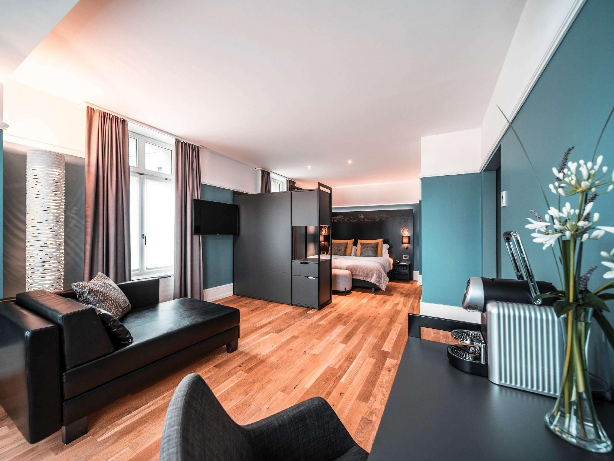 Modern, air-conditioned Junior Suite with balcony