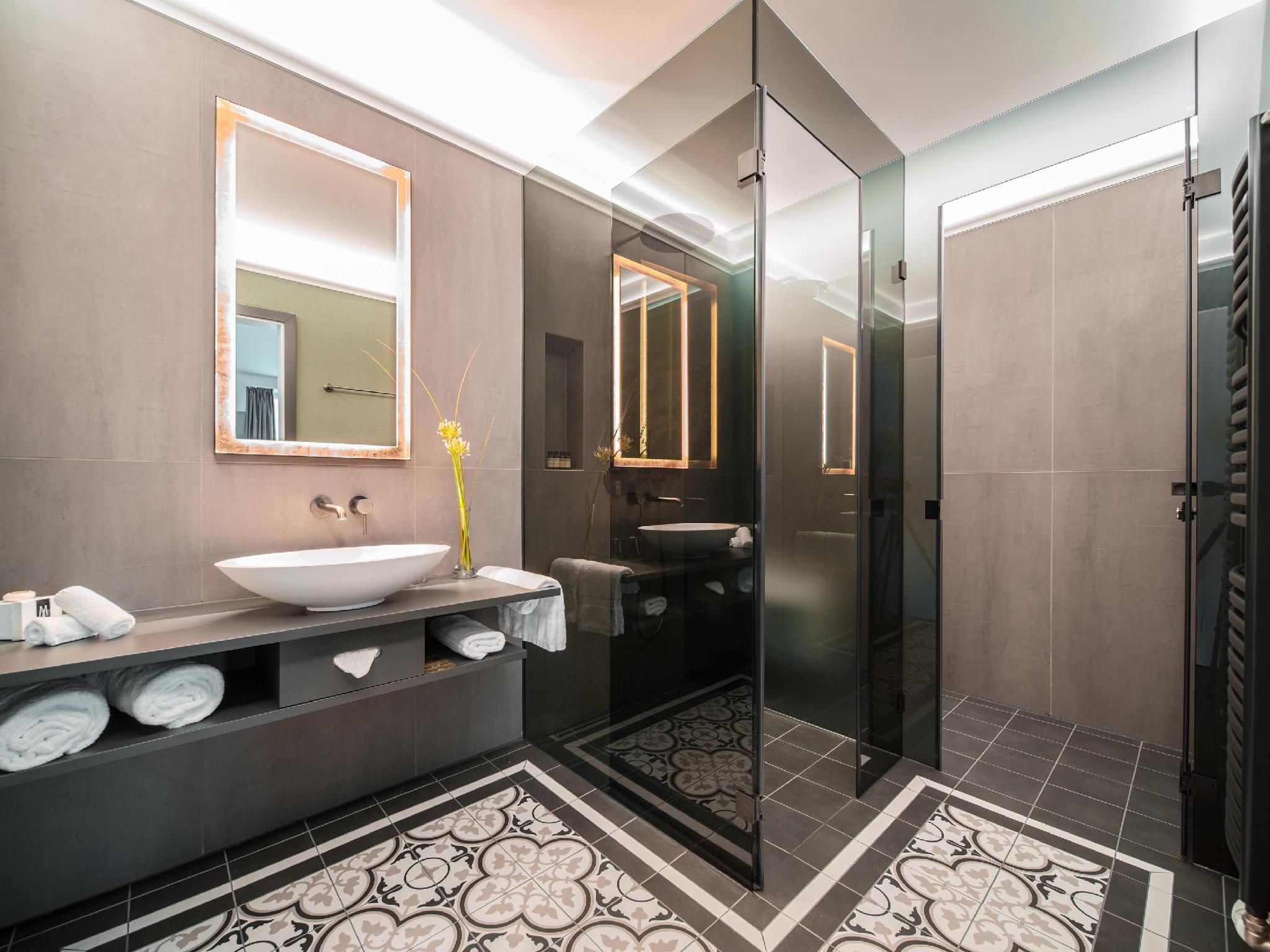 Modern, air-conditioned rooms, partly with balcony