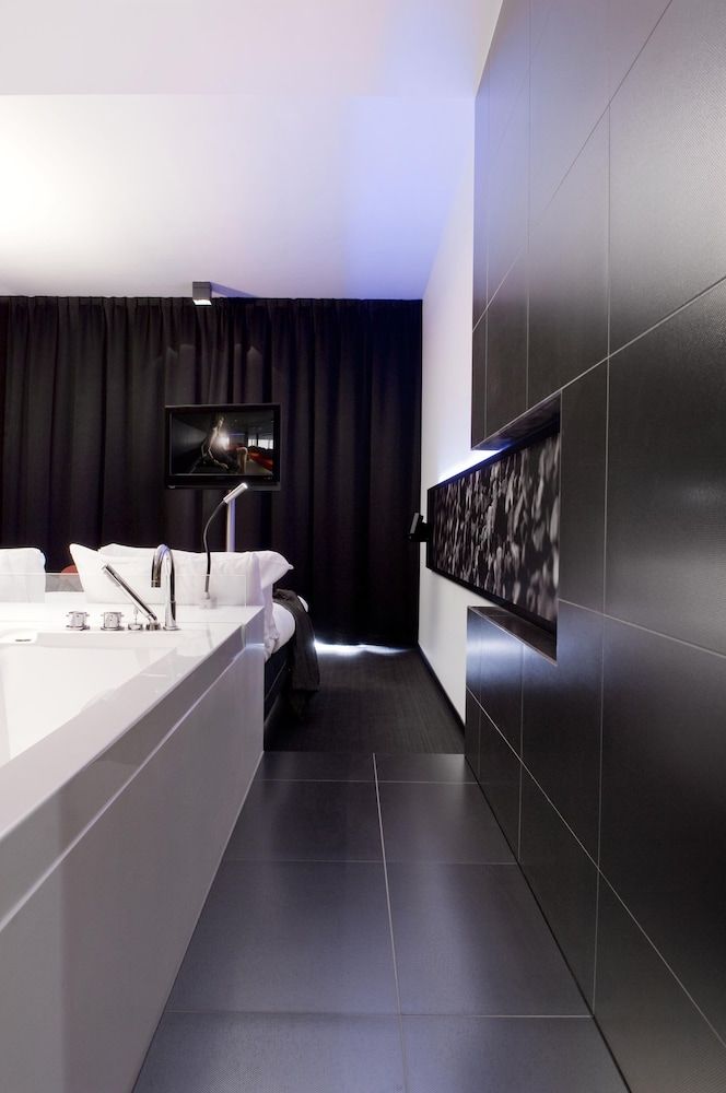 Carbon Hotel - Different Hotels