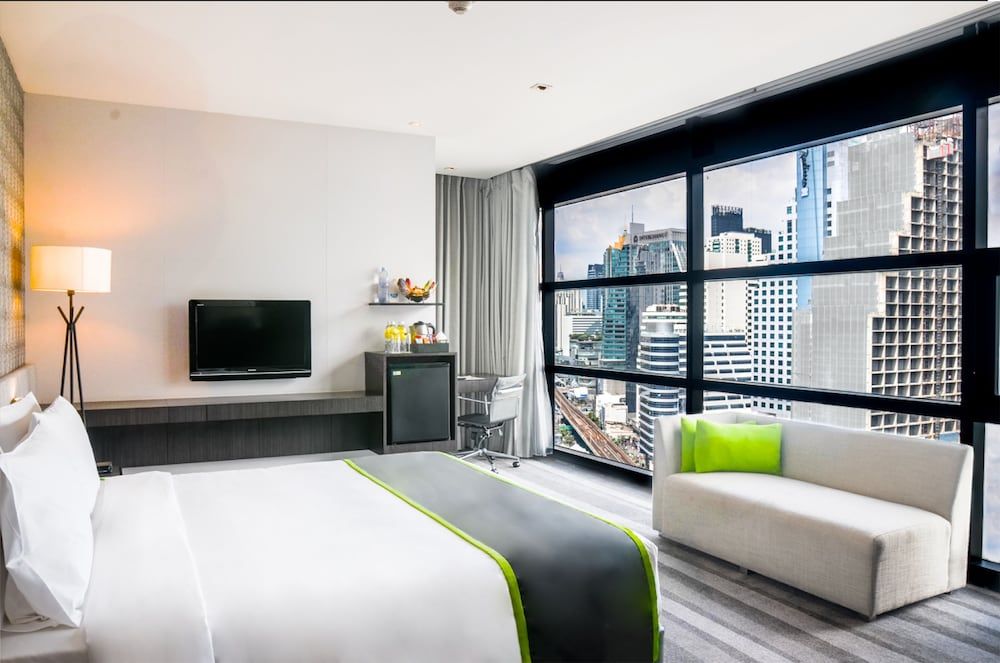 Premium Room, 1 King Bed, Accessible, Club Lounge Access