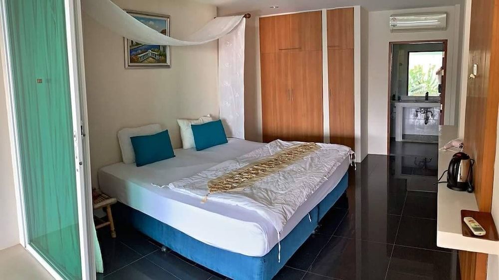 undefined Grand Bleu Ocean View Pool Suite 7