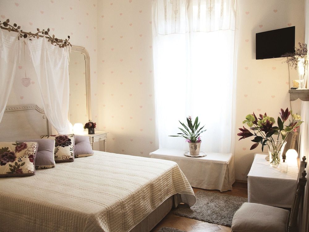 Ai Carraresi B&B Double or Twin Room, 1 Double Bed, Shared Bathroom (cuori) 2
