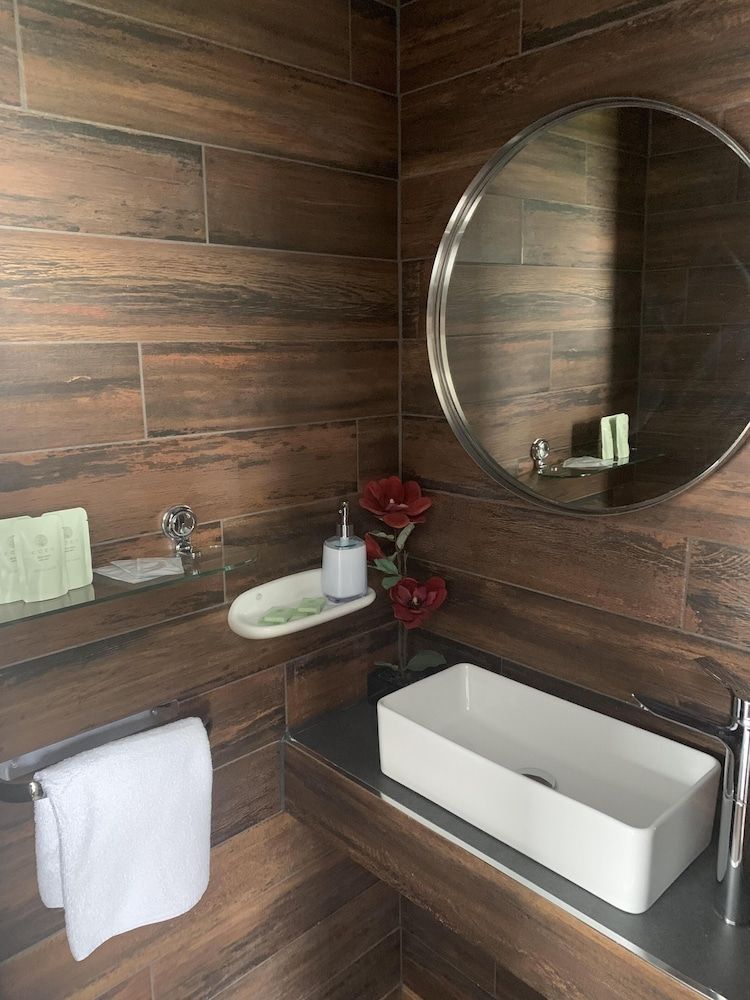 The Blue Bell Inn Suite, Ensuite (Sleeps 4) 4