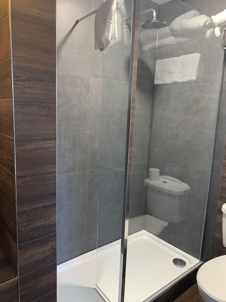 The Blue Bell Inn Suite, Ensuite (Sleeps 4) 5