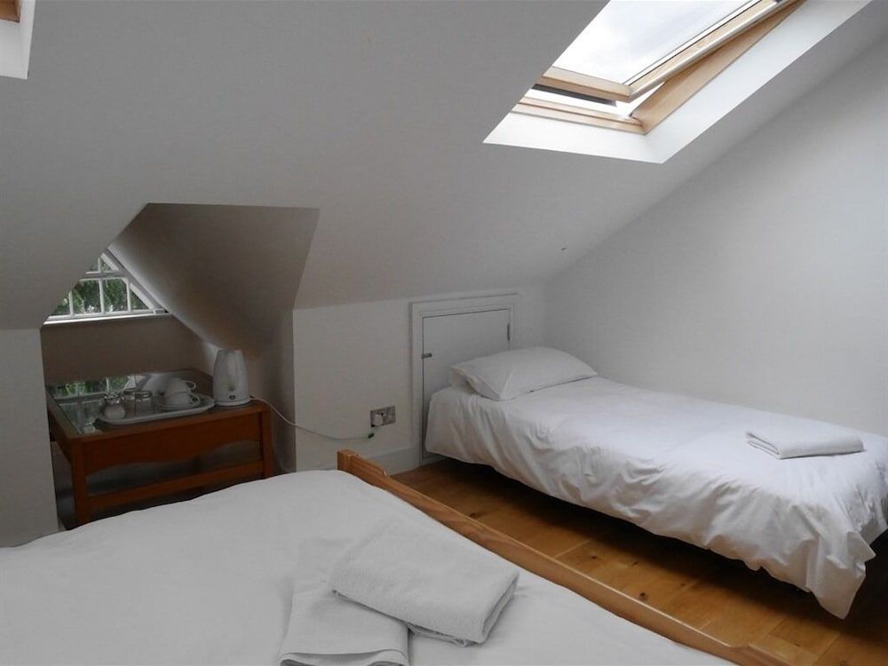 Kew Studios and Rooms Standard Triple Room, Ensuite 2