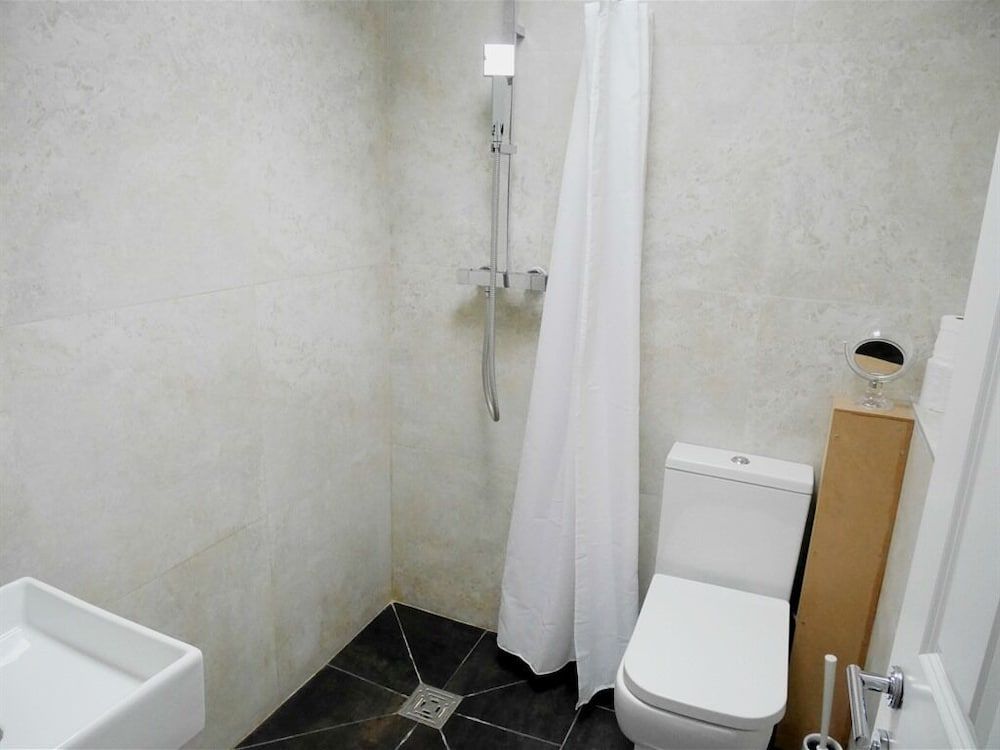 Kew Studios and Rooms Standard Triple Room, Ensuite 4