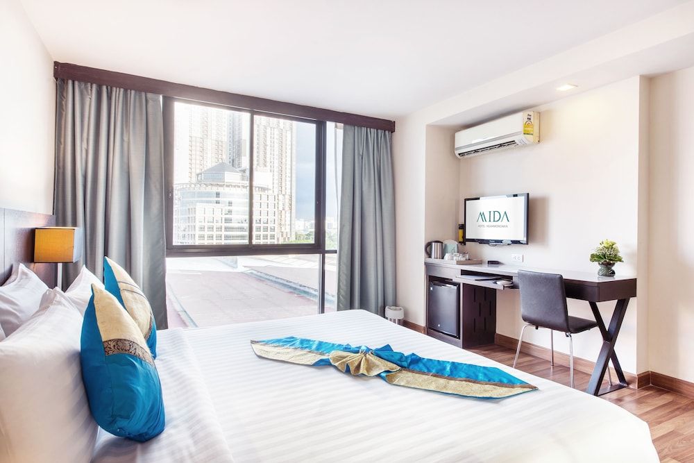 Mida Hotel Ngamwongwan Deluxe Room 8