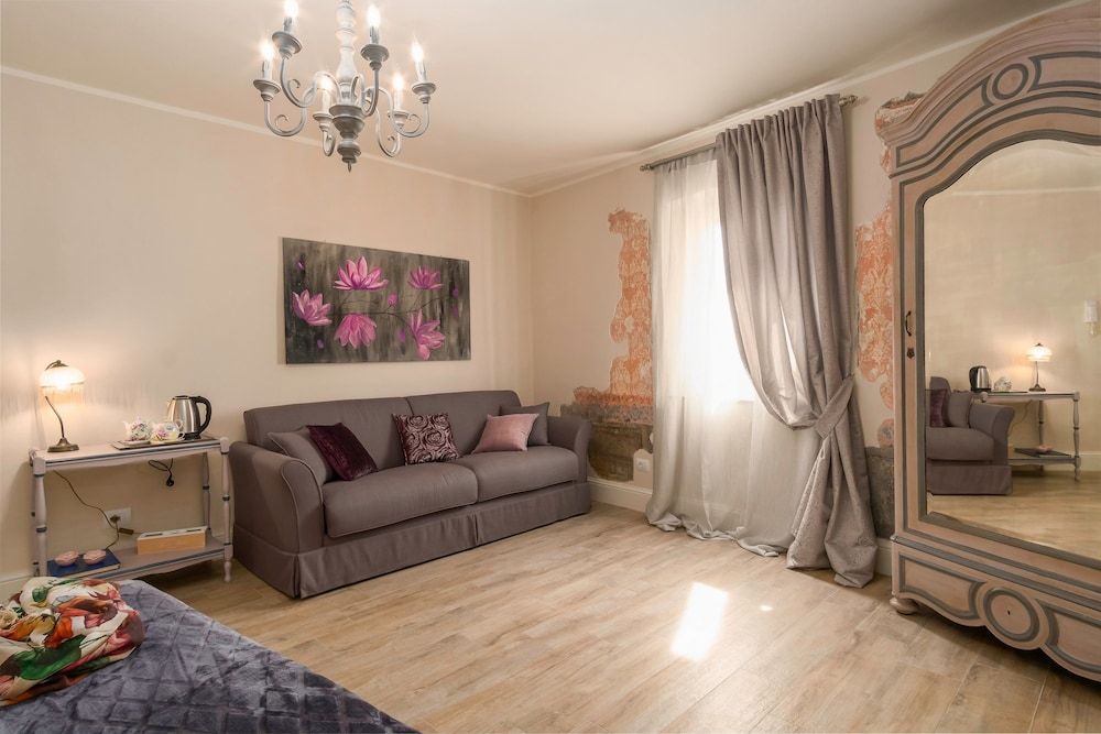 Pistoia Luxury Suite Family Room (Chic) 2