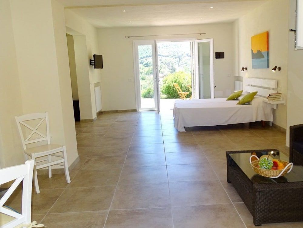 Suite, Garden Area
