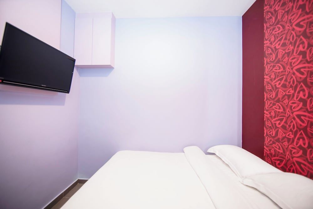 Fragrance Hotel - Lavender Standard Double Room, No Windows 8