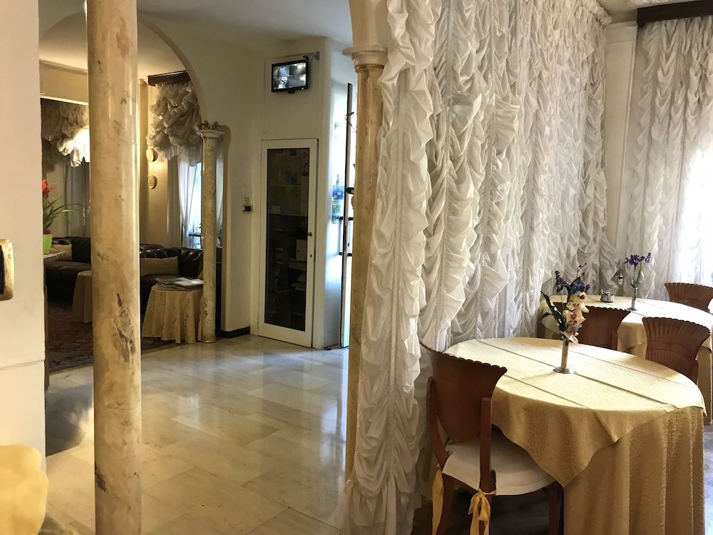 undefined Hotel Claridge 10