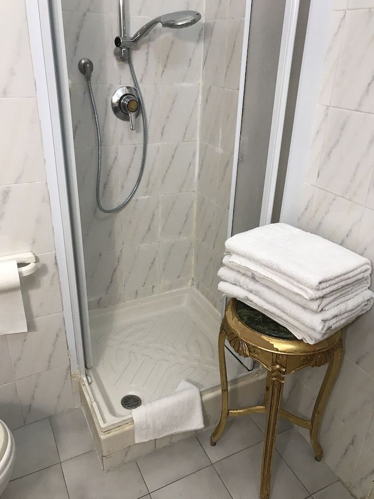 Hotel Claridge Basic Triple Room 4