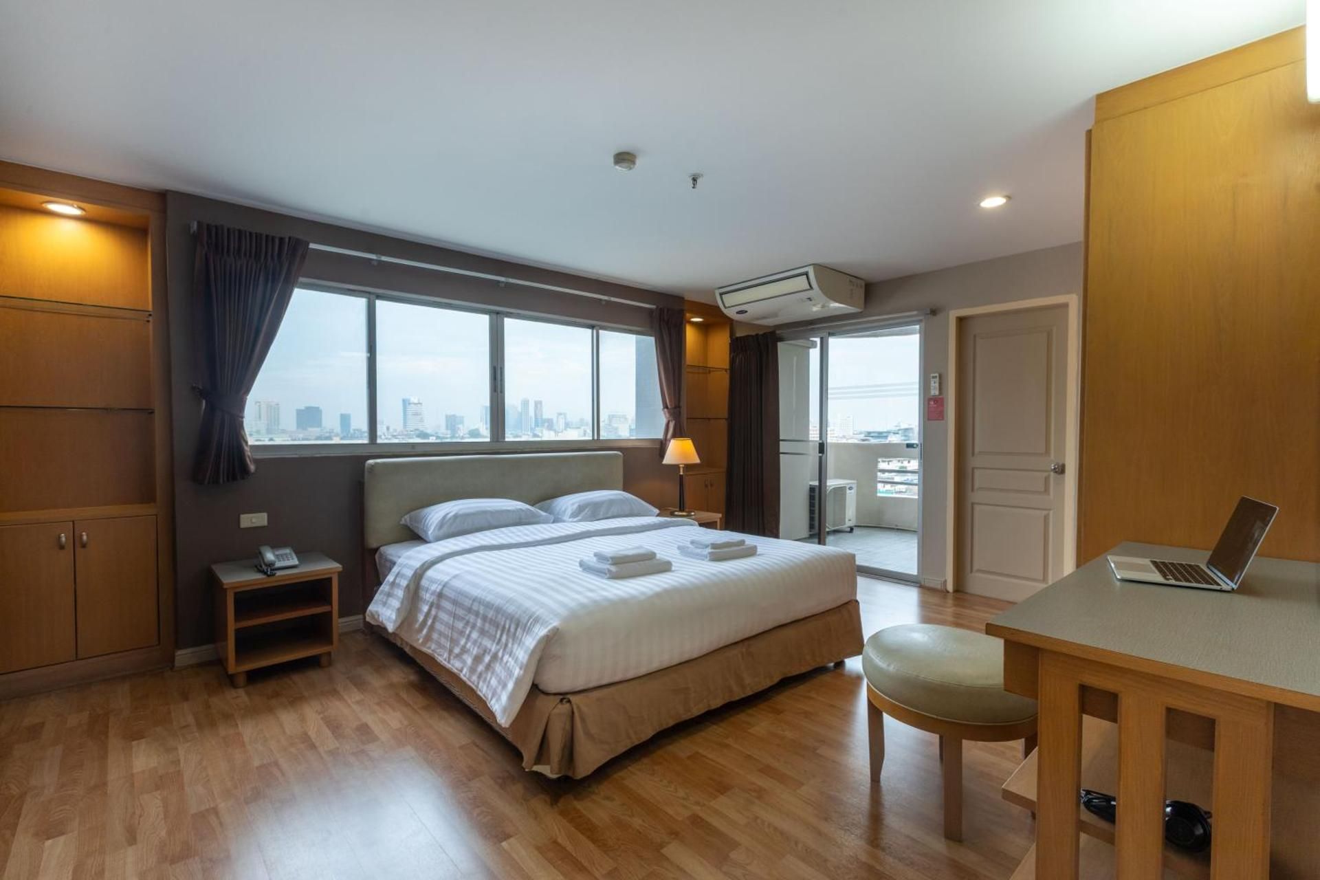 Deluxe One-Bedroom Apartment