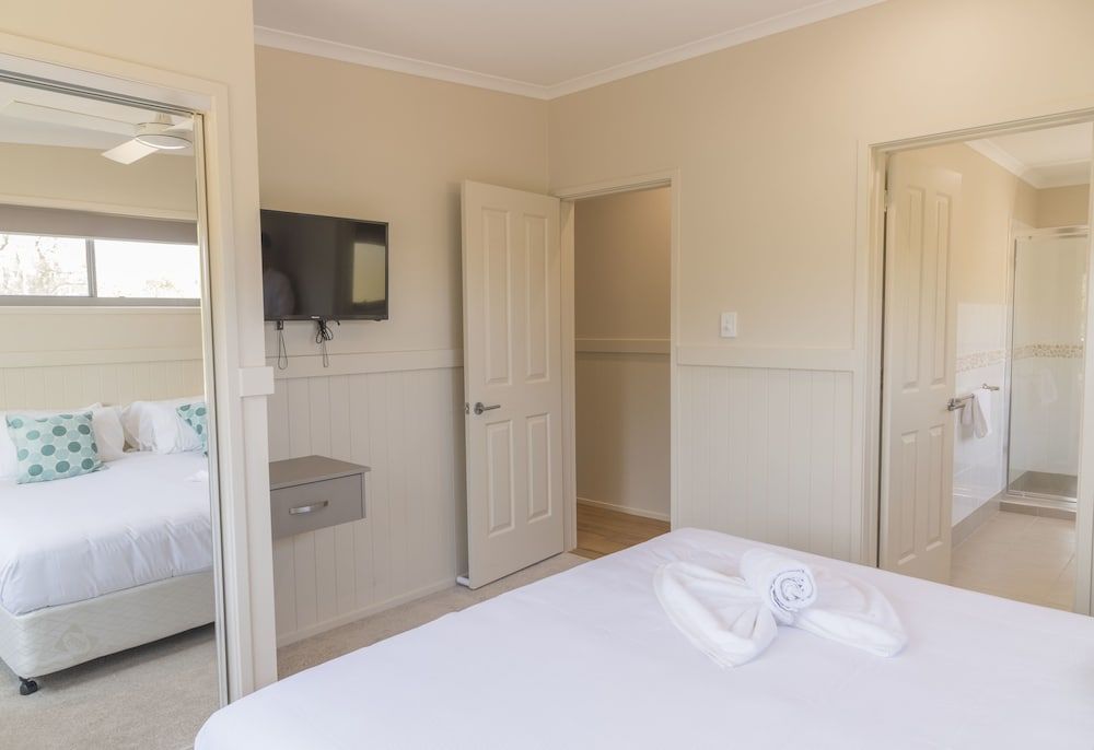 Halifax Holiday Park 4 Bedroom Deluxe Villa 2