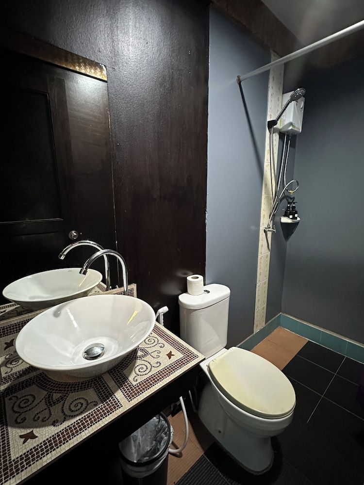 Phi Phi Sea Sky Resort Superior Bungalow 9