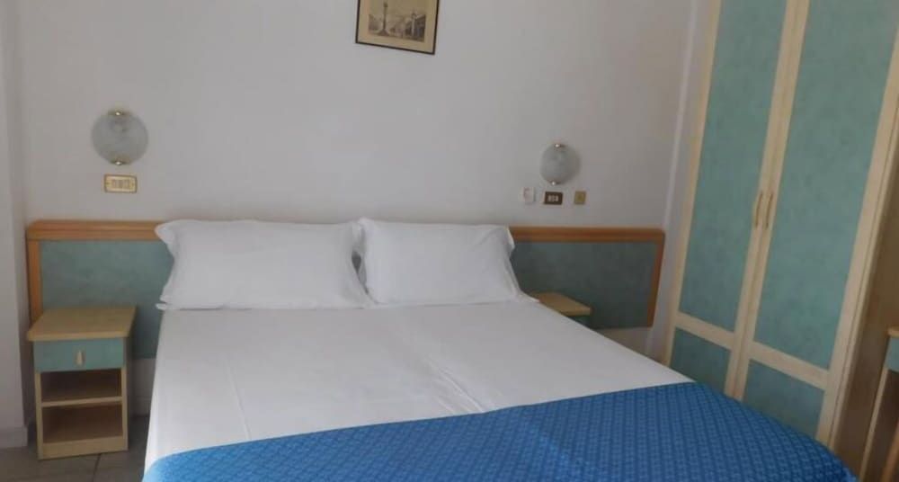 Triple Room, Multiple Beds, Smoking