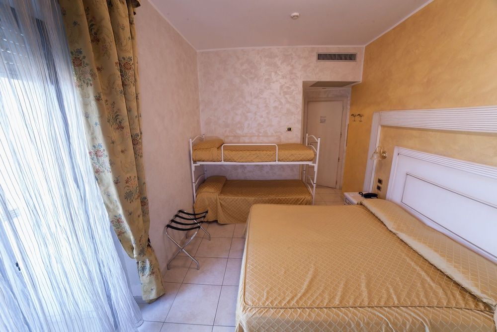 Standard Quadruple Room, Partial Sea View