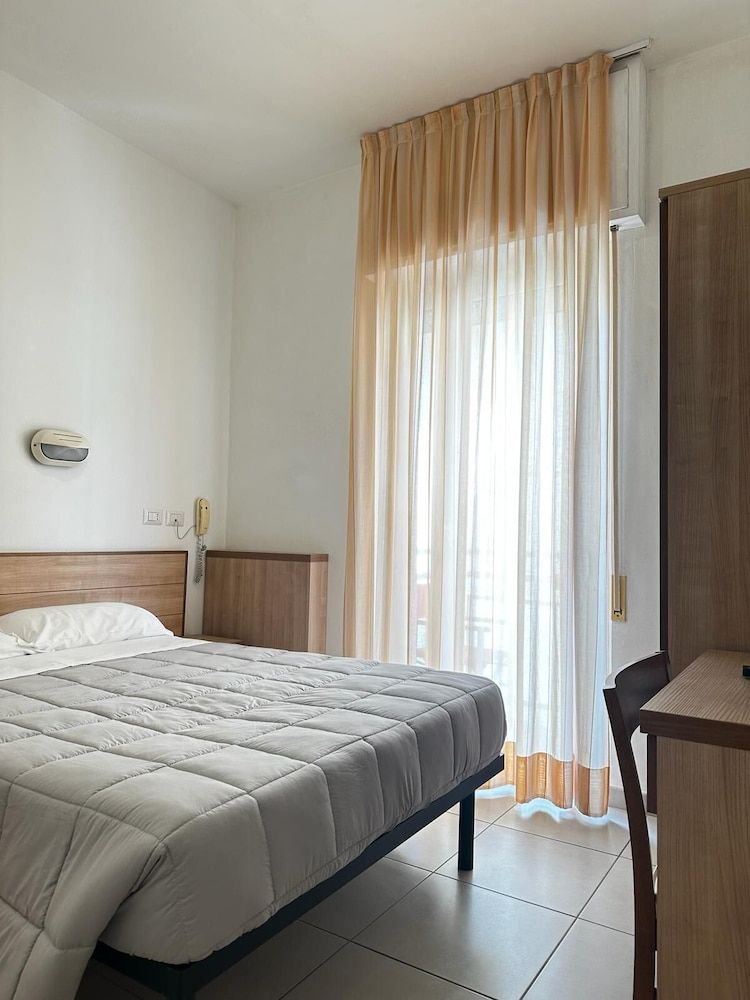Basic Double Room Single Use, 1 Large Twin Bed, Air conditioning