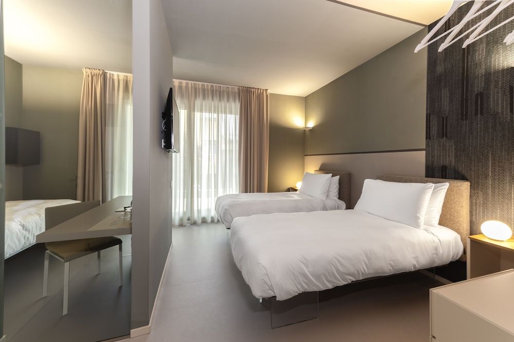Junior Suite, Queen and Twin, Balcony/Patio