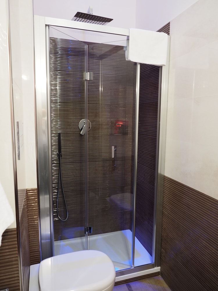 Corallo Rooms Deluxe Room, 1 Queen Bed (Red) 7