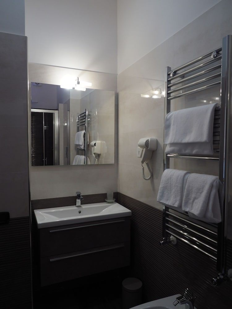 Corallo Rooms Deluxe Room, 1 Queen Bed (Red) 5