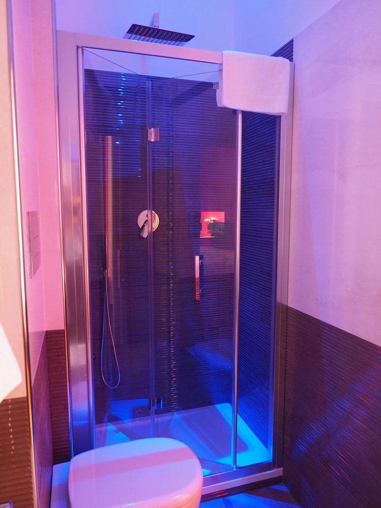 Corallo Rooms Deluxe Room, 1 Queen Bed (Red) 6