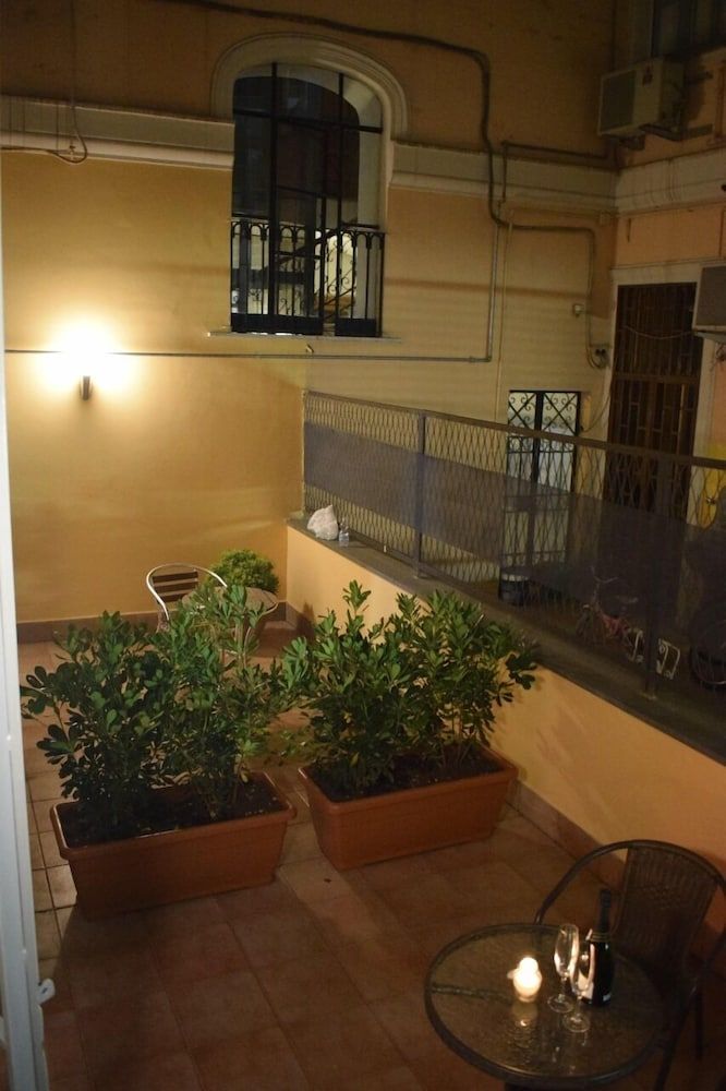 Corallo Rooms Deluxe Room, 1 Queen Bed (Red) 4