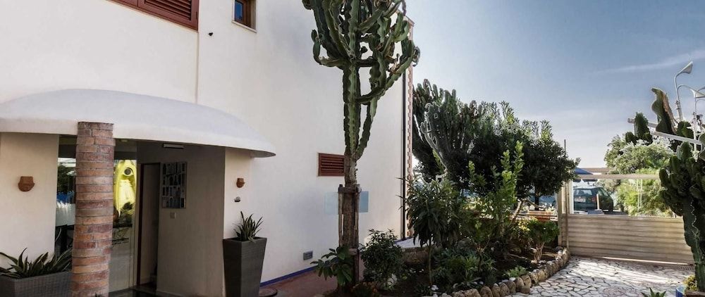 undefined 14 Leoni 7